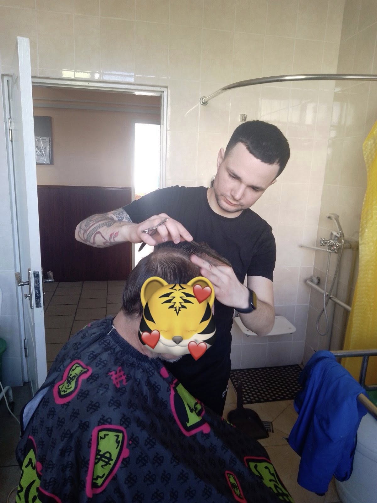 Барбер із Шаргорода підтримує поранених захисників безкоштовними стрижками