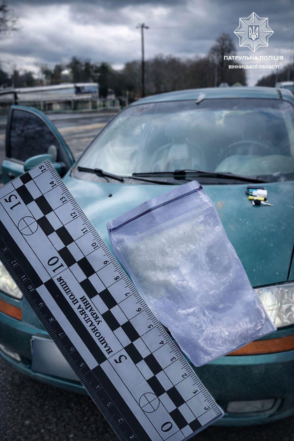 На трасі М-30 зупинили водія з ознаками сп’яніння та підозрілою речовиною