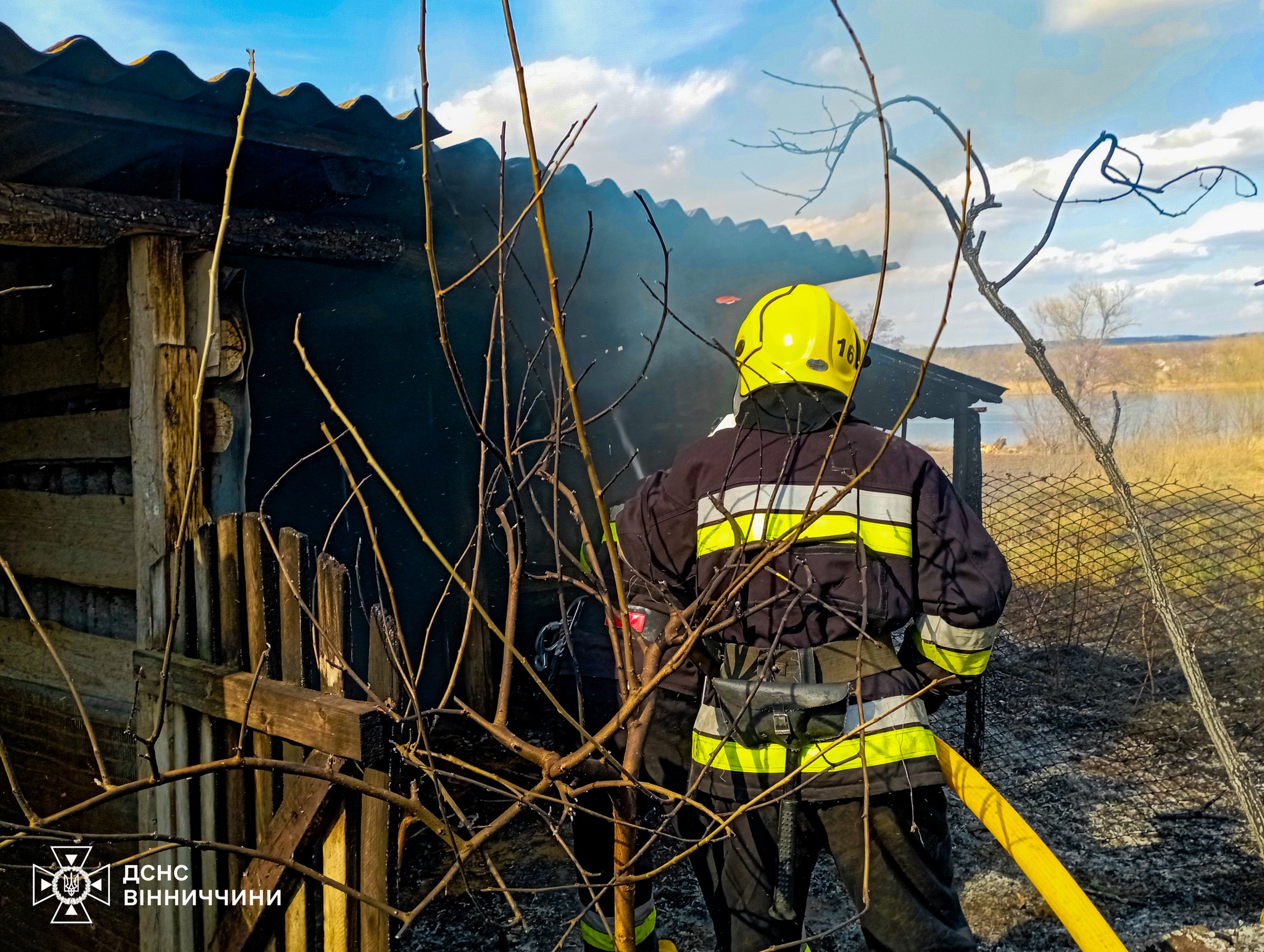 Чотири пожежі за добу: рятувальники Вінниччини вкотре попереджають про небезпеку необережності