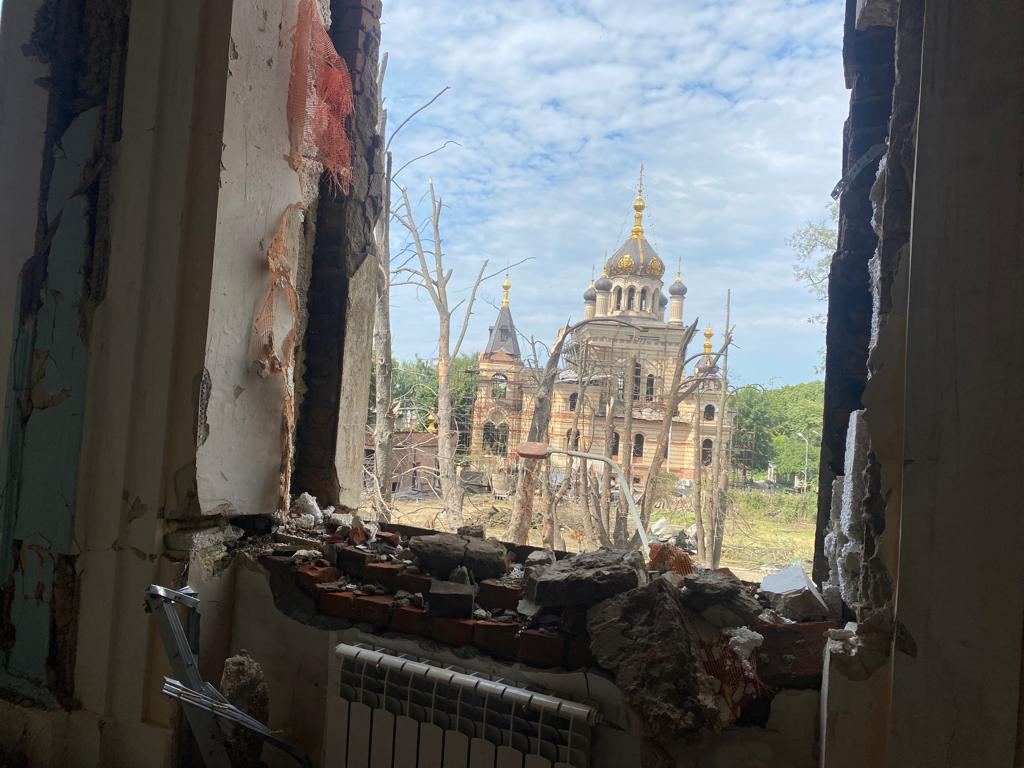 Рaкетні обстріли Вінниці: мaйже півтисячі рятувaльників продовжують розбирaти зруйновaні будівлі (ФОТО) 