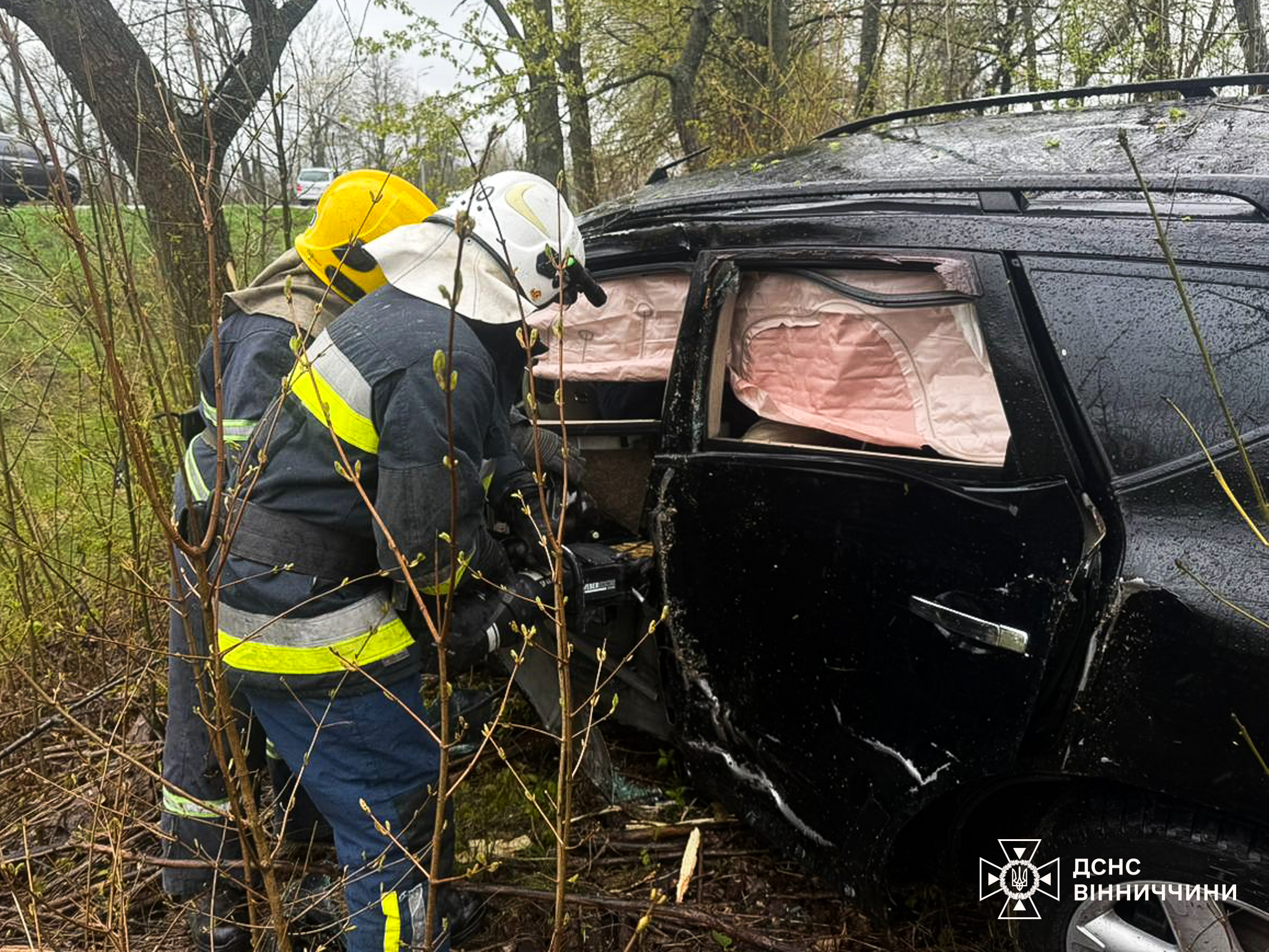 На Гайсинщині рятувальники витягли водія з понівеченого авто після ДТП