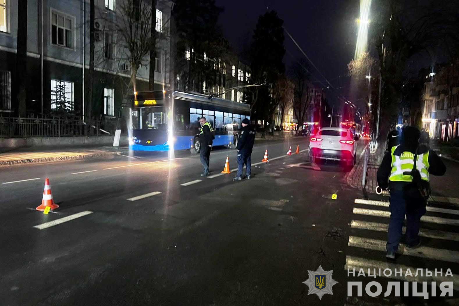 У центрі Вінниці автомобіль збив двох дівчат