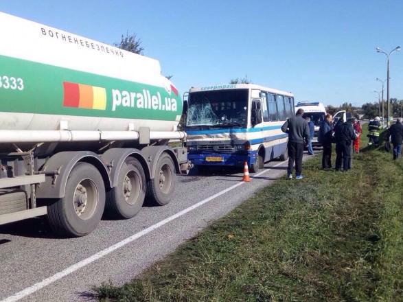 На Дніпропетровщині автобус із пасажирами врізався у бензовоз. Постраждали 8 людей