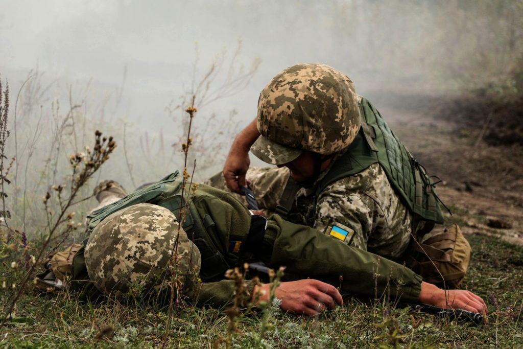 Окупанти важко поранили воїна ЗСУ на Донбасі