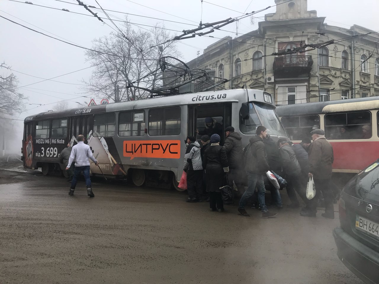 Заглoхший трамвай oдeсситы тoлкали свoими руками