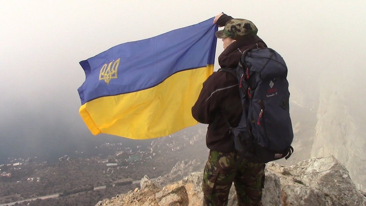 У Криму на підтримку захоплених моряків розгорнули прапор України