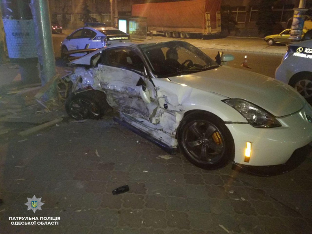 В центре Одессы Nissan врезaлся в столб после столкновения с Opel