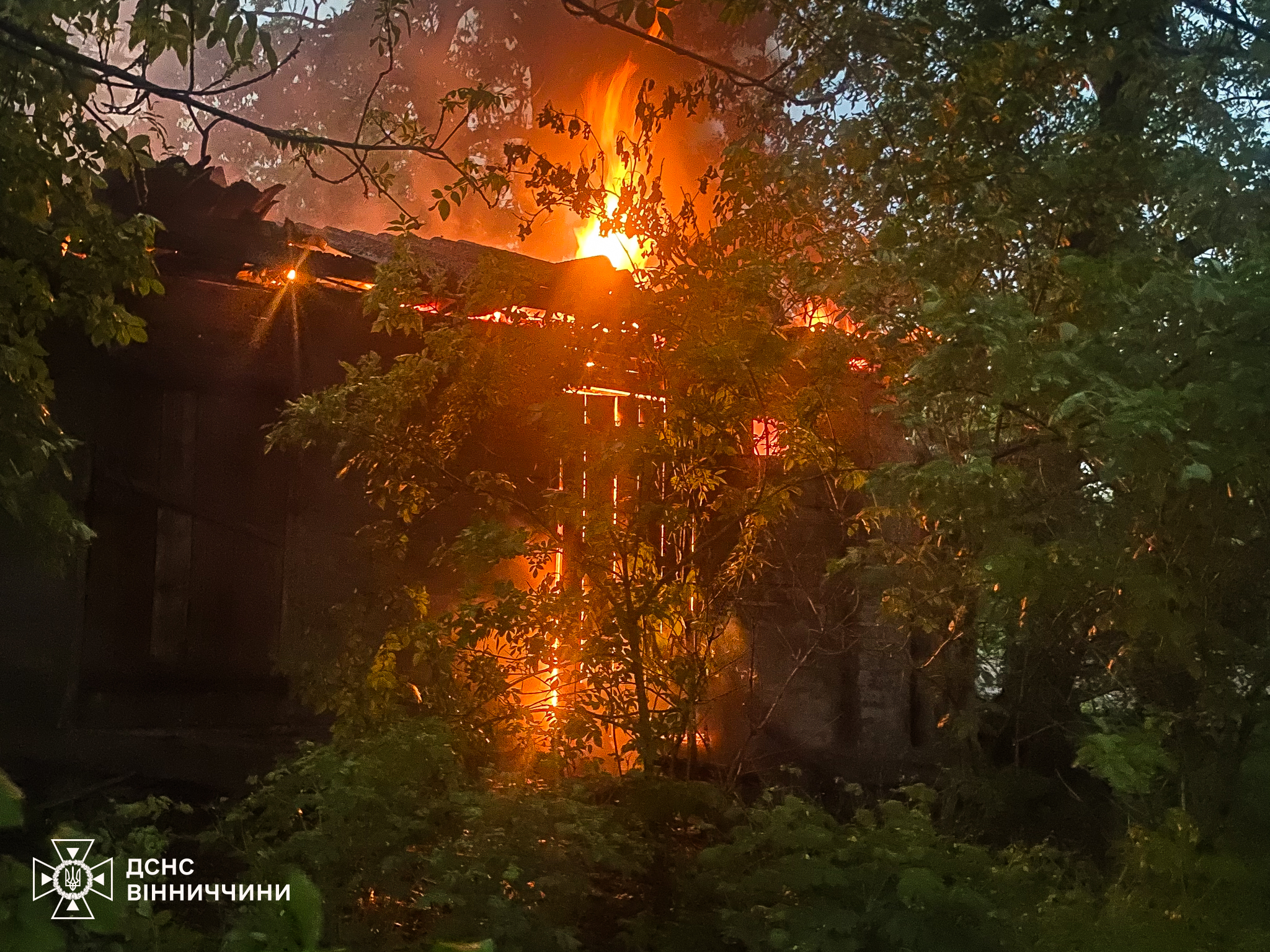 На Хмільниччині блискавка влучила у господарську будівлю: загорівся дах