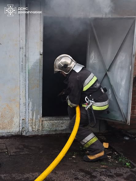В містечку на Вінниччині в гаражі спалахнув електроскутер