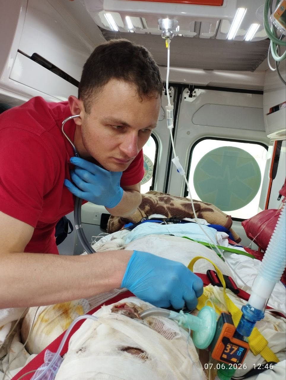 Під апаратом ШВЛ із Вінниці до Польщі: медики евакуювали тяжкопораненого військового