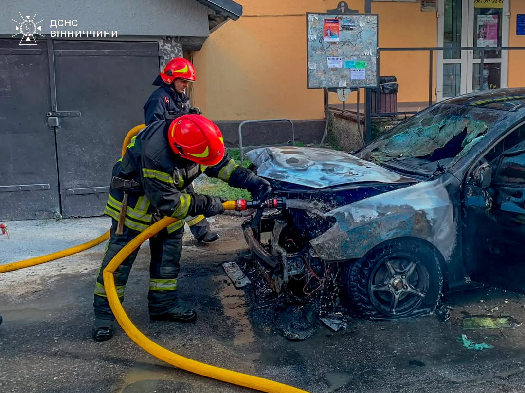 У Вінниці неподалік Центрального ринку спалахнуло авто (ФОТО)