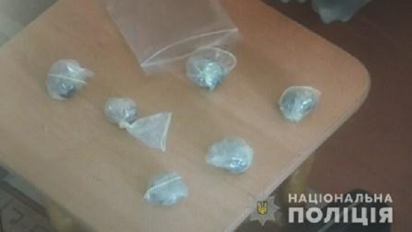 На Київщині жінка збувала наркотики у презервативах