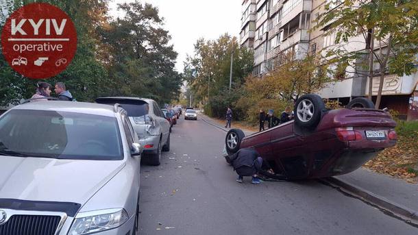 У Києві двоє п’яних чоловіків влаштували гонки у дворах будинків. Пошкоджено три автомобілі
