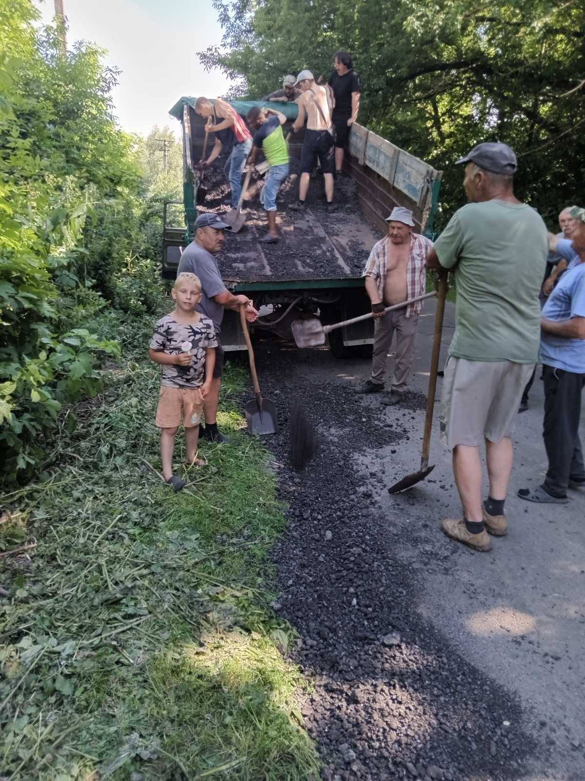 Жителі села на Вінниччині власноруч оновили дороги та впорядкували узбіччя