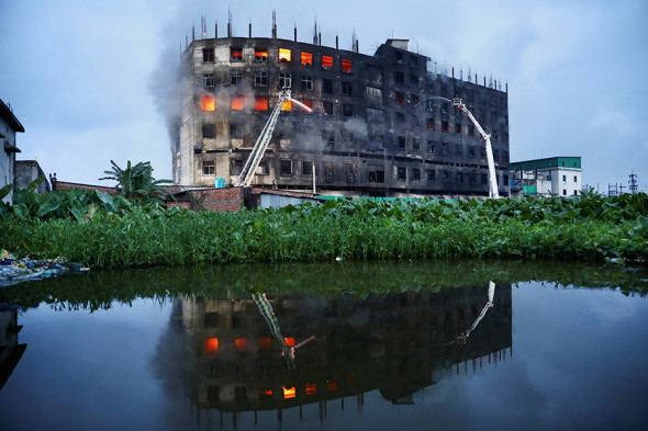 На заводі в Бангладеш в результаті пожежі загинули 52 людини