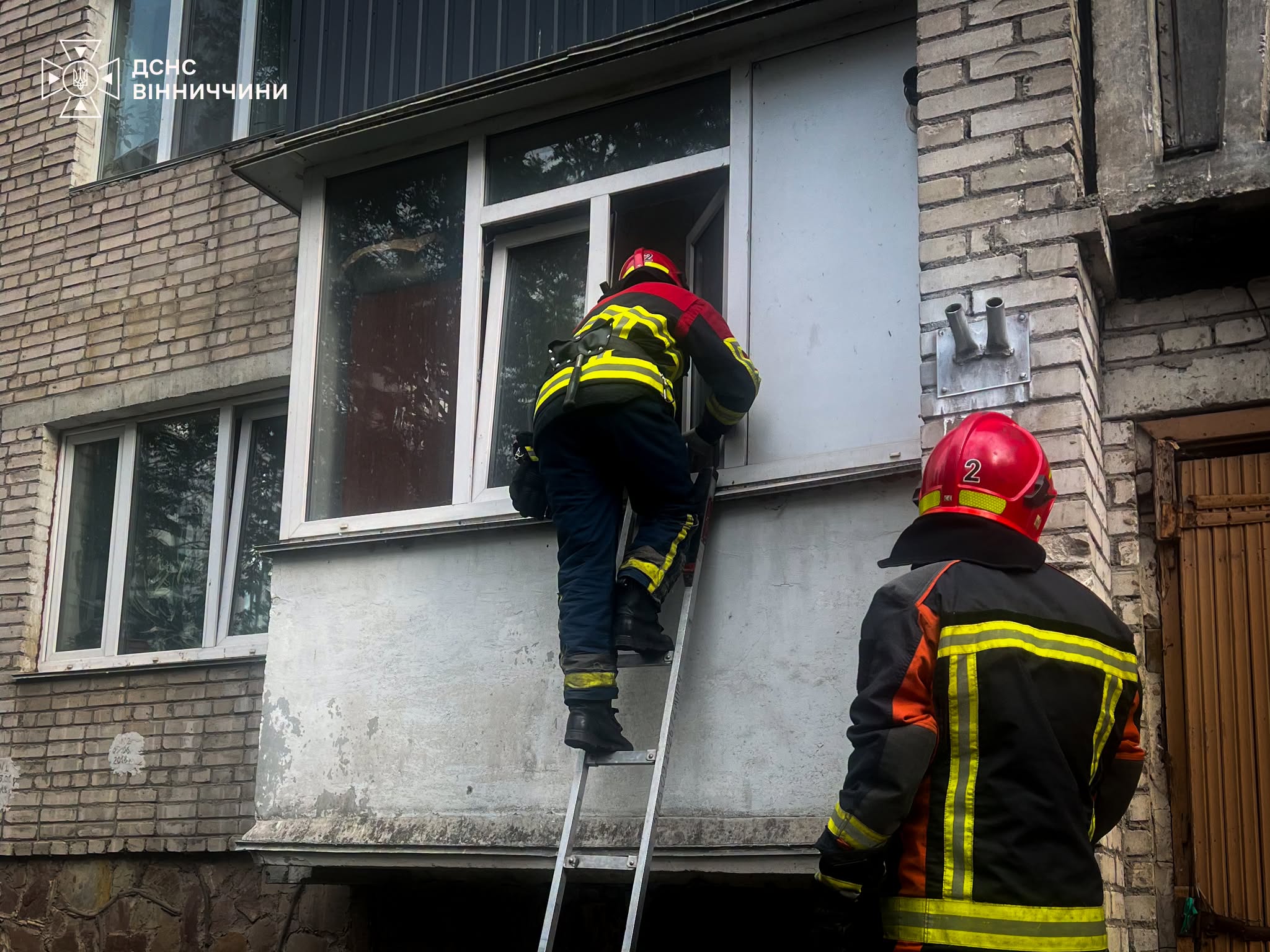 У Вінниці рятувальники через балкон потрапили до квартири, де літній жінці стало зле