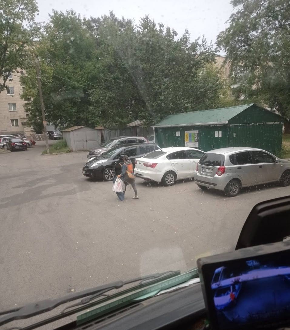 Припарковані авто заблокували сміттєвий майданчик у Вінниці: мешканці залишилися зі сміттям