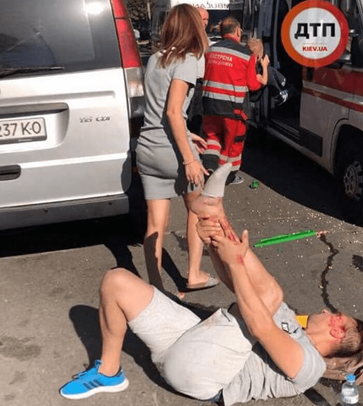 У Києві автомобіль збив батька з дитиною (Фото)