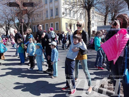 Танцювальний флешмоб на підтримку дітей з аутизмом провели сьогодні у Вінниці