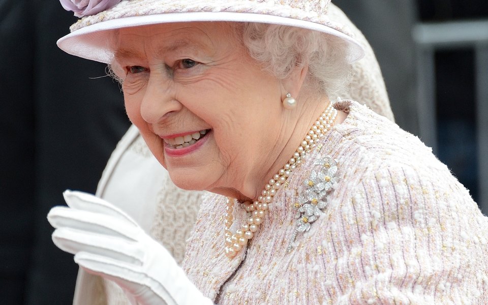 Для королеви Великобританії Єлизавети II виготовлять спеціальні рукавички від коронавірусу