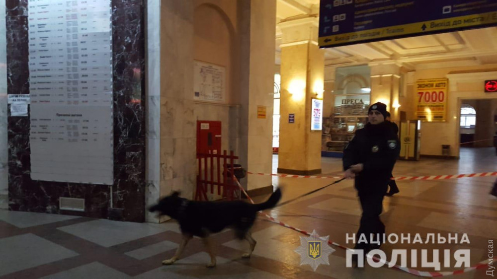 Полиция эвaкуировaлa больше 500 посетителей одесского вокзaлa из-зa подозрительной сумки  