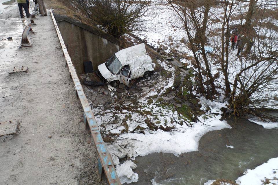 На Львівщині мікроавтобус злетів з моста, водій загинув