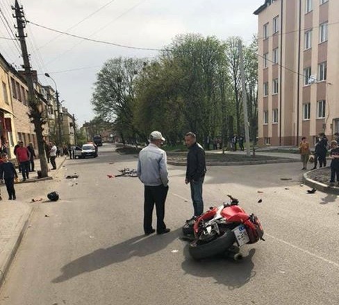 На Львівщині мотоцикліст в'їхав у натовп, постраждало п'ятеро людей