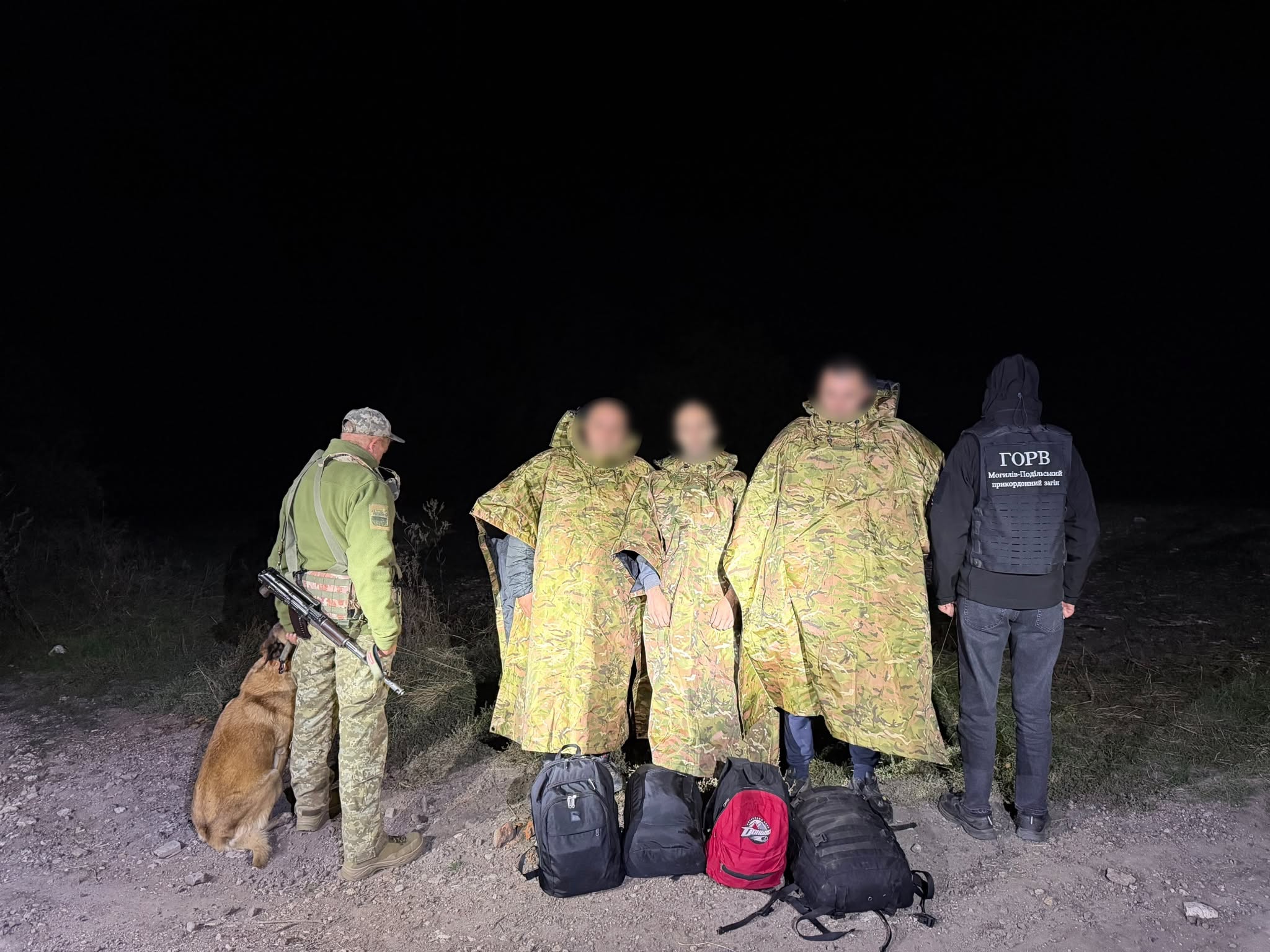 «Плащі-невидимки» не допомогли: на Вінниччині затримали трьох чоловіків, які прямували до Молдови
