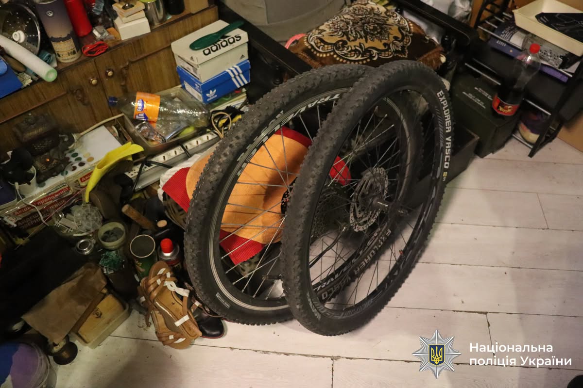 У Вінниці розшукали двох крадіїв: один поцупив гаманець на вокзалі, інший — електровелосипед