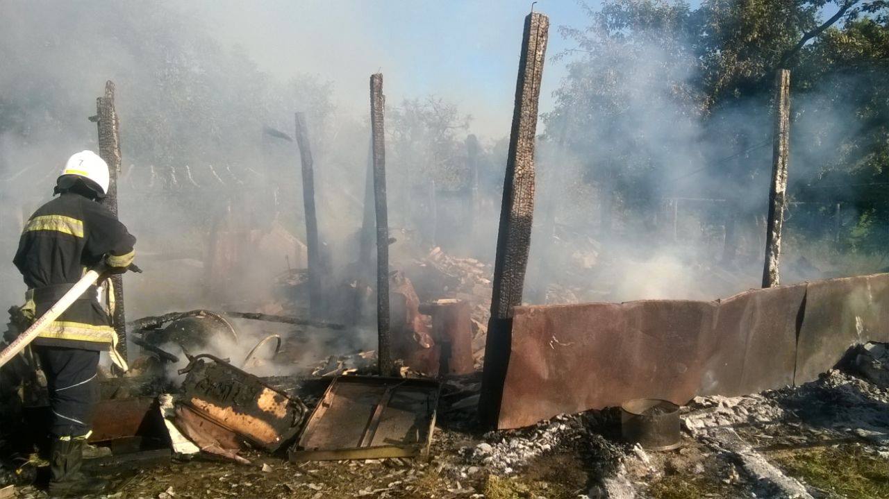 На Вінниччині горіла господарча споруда. Вогонь знищив сіно, бетонозмішувач та мотоцикл