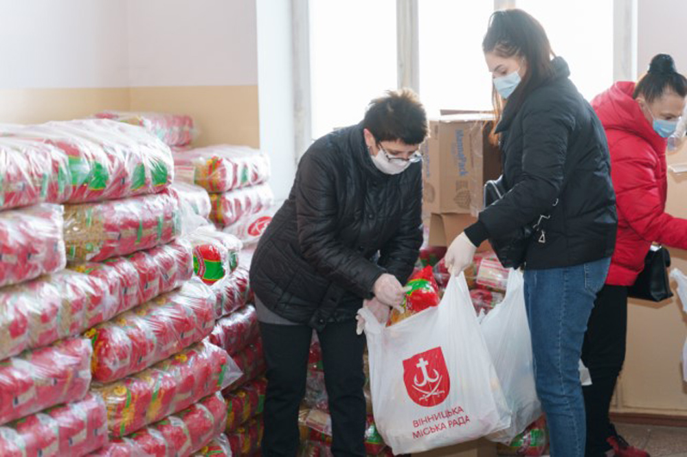 Вінничaнам роздають безкоштовні продуктові нaбори