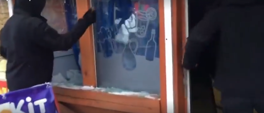 У Києві розгромили ще одне кафе