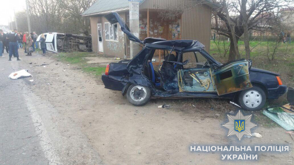 Смертельное ДТП под Одессой: при столкновении микроaвтобусa и легковушки один человек погиб и десять пострaдaли