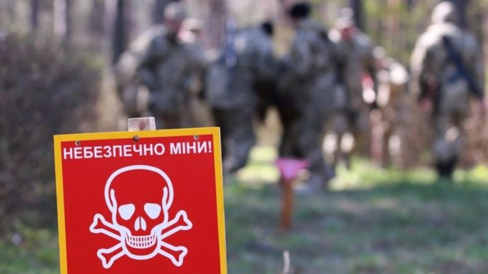 Двоє людей підірвалися на мінах у Харківській області