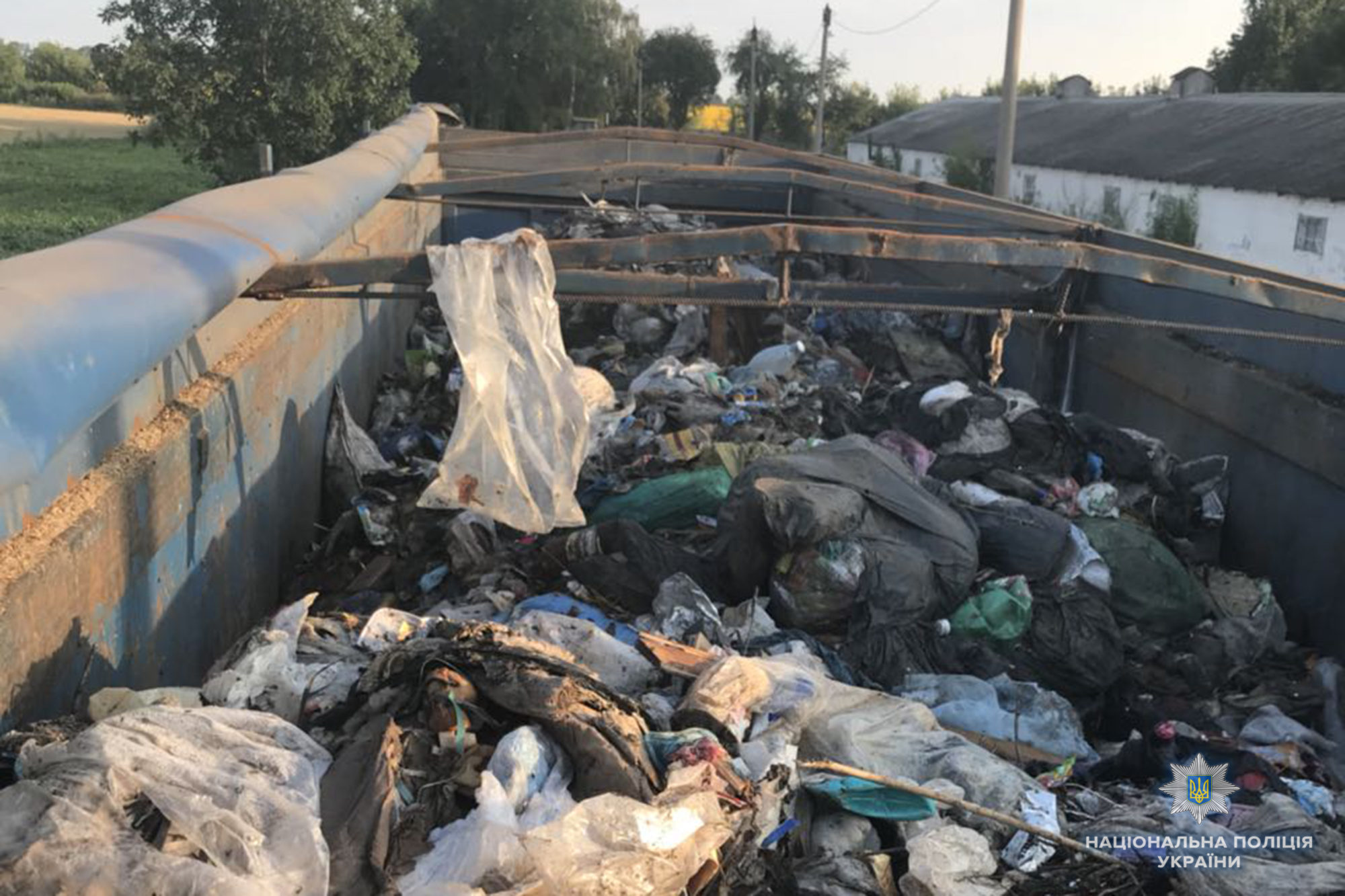 Поліцейські Черкащини виявили фури що намагалися відвантажити сміття з іншої області