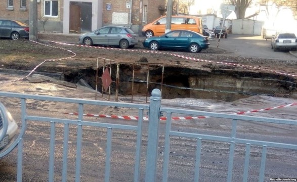 У Києві через аварію водопроводу провалився асфальт