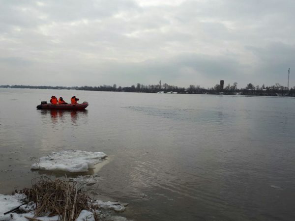 Столичні рятувальники продовжують пошукові роботи дівчини, яка стрибнула з мосту