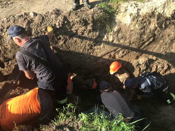 Біля Києва рятувальники з під землі дістали кількох робітників