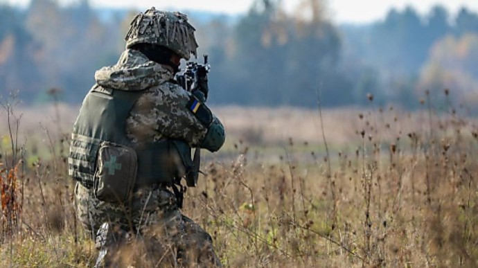 Українським солдатам дозволили стріляти у відповідь по окупантам - ЗМІ