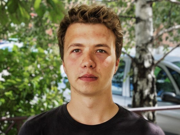 Батько затриманого в Білорусі Протасєвіча вважає, що на відео у сина зламаний ніс