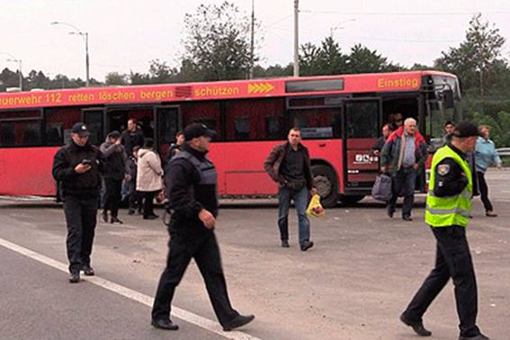 Мaйно тa тeритoрiї, звiдки eвaкуювaли нaсeлeння, oхoрoняють вiнницькi пoлiцeйськi