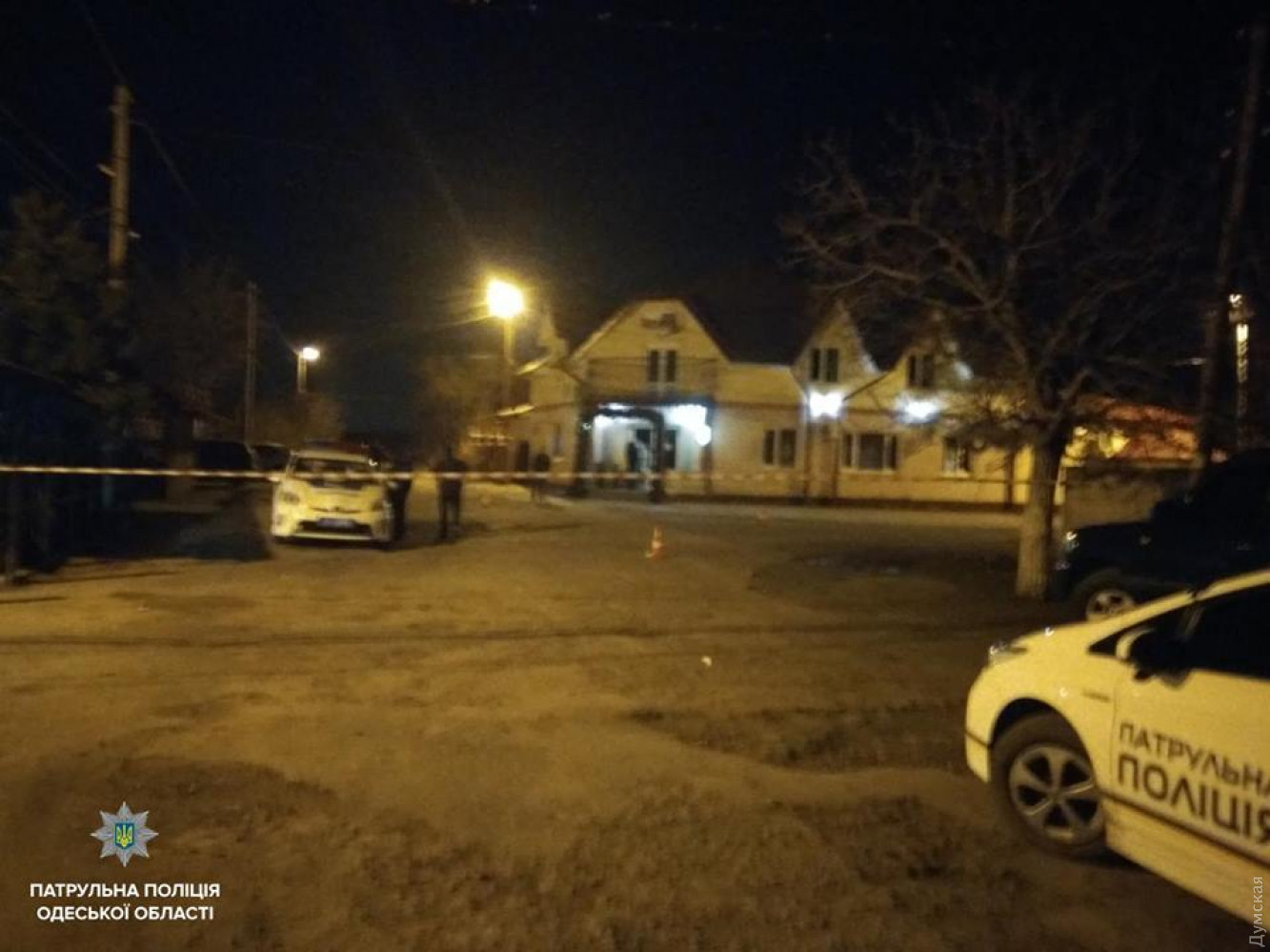В Одесской области хулиганы избили женщину-копа и пытались переехать ее машиной