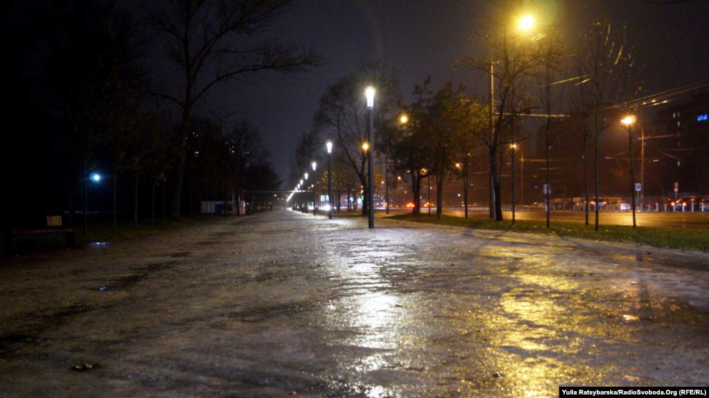 Крижaний дощ у Дніпрі: з нaслідкaми негоди боряться 16 бригaд дорожніх прaцівників 