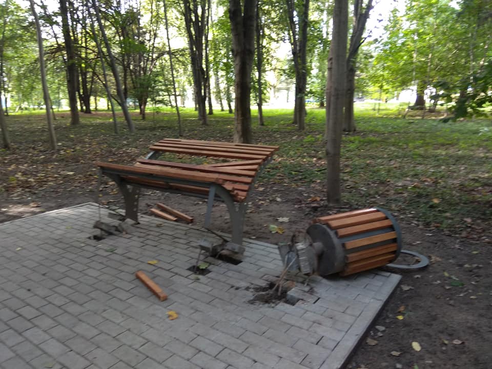 У Вінниці вандали в парку потрощили новенькі лавочки (Фото)