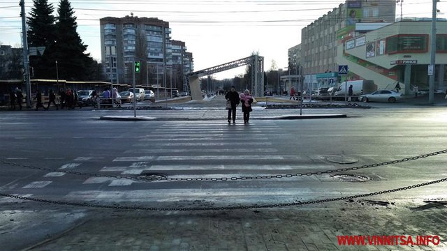 Між частинами проспекту Космонавтів включили нові світлофори, але перехід закритий ланцюгами