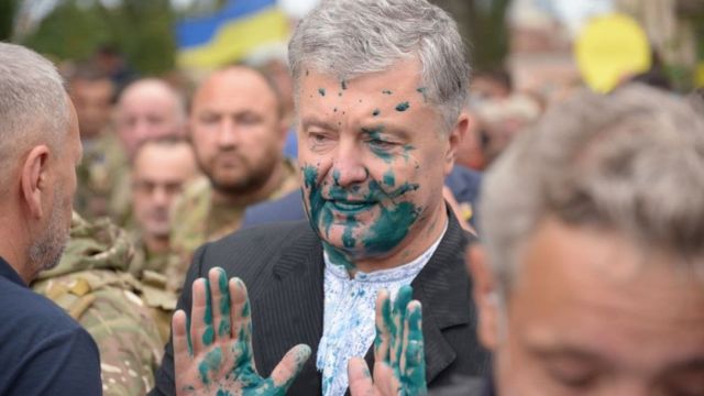 Порошенка облили зеленкою на Марші захисників у Києві