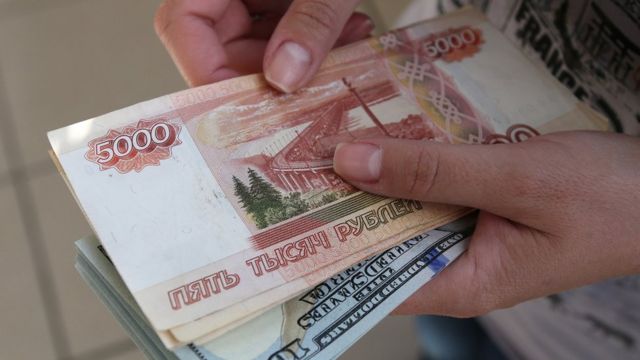 російський рубль впав до рекордного мінімуму, а резерви Нацбанку України зросли до рекордних $31,9 мільярда