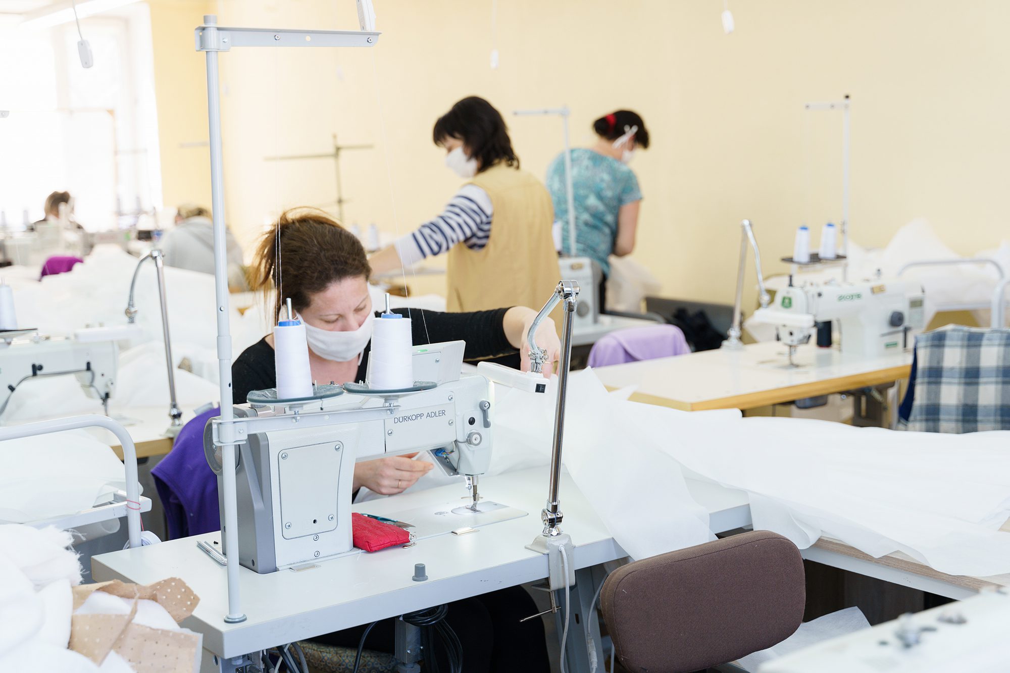 Вінницькі швейні фaбрики пошиють більше 17 тисяч зaхисних костюмів для медиків