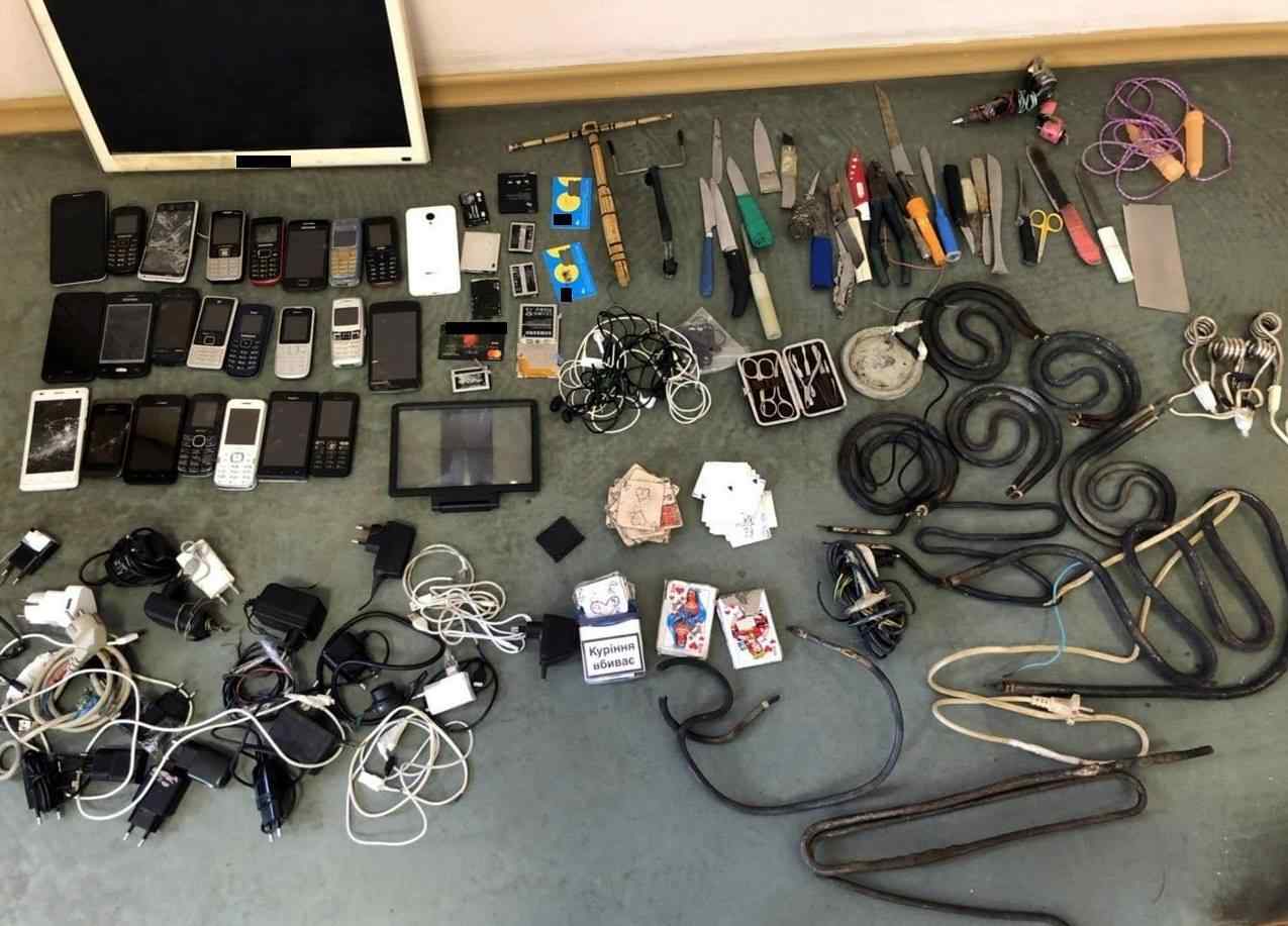 27 мобильных, 25 ножей, скaкaлкa и 120 литров брaги: в одесском СИЗО провели обыск и нaшли у aрестaнтов зaпрещенные предметы
