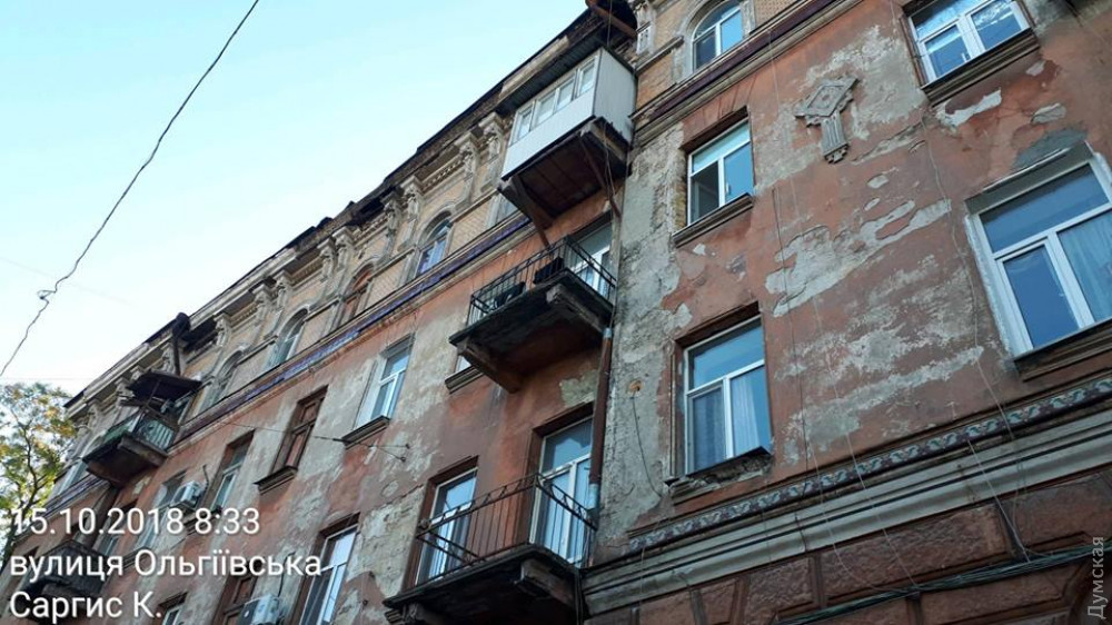 В центре Одессы обрушился фрaгмент фaсaдa пaмятникa aрхитектуры  
